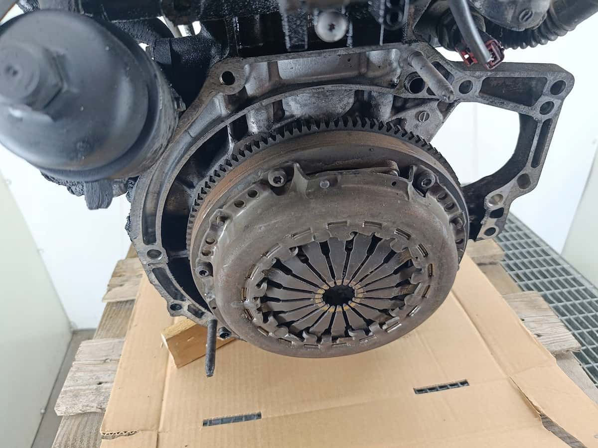 Moteur 8HZ (DV4TD) vue 2